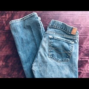 ABERCROMBIE & FINCH BOOT CUT BLUE JEANS